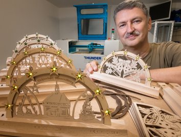 Zum Start stellt Frank Melzer seine circa 21 Zentimeter breiten und LED-beleuchteten Schwibbögen mit drei verschiedenen Motiven her. 