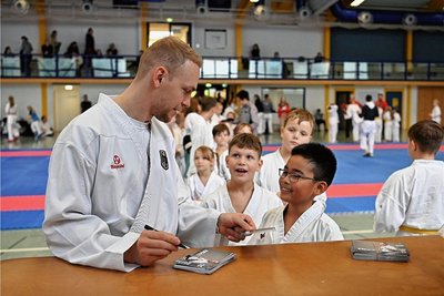 Sportler unterschiedlicher Couleur nutzen die Regenbogen-Halle, auch die Karateka. Nun werden wohl die Entgelte erhöht. 