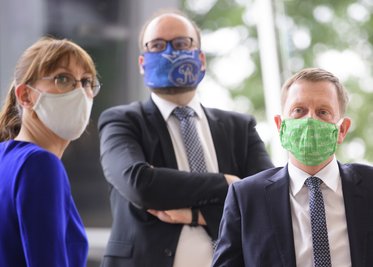 Katja Meier (Bündnis90/Die Grünen, l-r), Justizministerin von Sachsen, Christian Piwarz (CDU), Kultusminister von Sachsen, und Michael Kretschmer (CDU), Ministerpräsident von Sachsen.