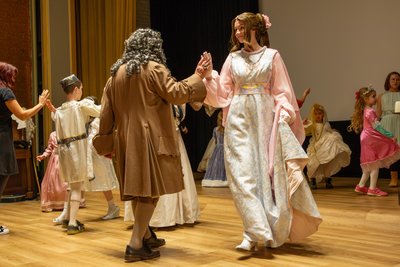 Ihre Auftritte als Walking Act, wie hier im Kino „Welttheater“ Frankenberg zum Beispiel, begeistern natürlich besonders die Aschenbrödel-Fans.