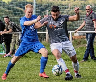 Alles reinhauen, wie hier Kevin Herrmann (links) im Ligaspiel gegen die SG Kürbitz, heißt es am Wochenende für den VfB Großfriesen. Im Pokalachtelfinale trifft der VfB auf Vogtlandligist FSV Treuen. 