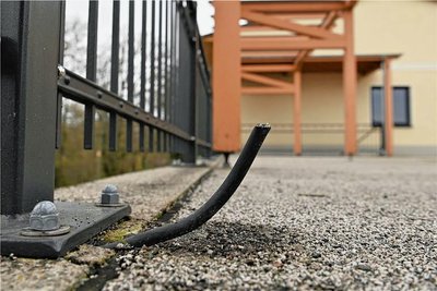 Das Kabel haben die Diebe einfach abgeschnitten. 