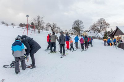 Betrieb herrschte dieser Tage auch am Skilift in Geyersdorf. Der breite Hang ist familienfreundlich und besonders im unteren Teil nicht allzu steil.
