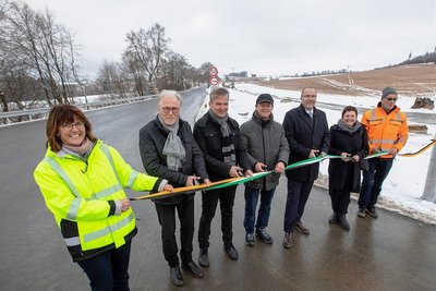 Die B 92 ist zwischen dem neu gebauten Abzweig und Oberlosa wieder frei. Offizielle und Beteiligte haben am Freitagvormittag das symbolische Band durchtrennt. Plauens OB Steffen Zenner (3. von rechts) und Baubürgermeisterin Kerstin Wolf (rechts daneben) wirkten mehr als erleichtert.