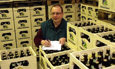 
              <p class="artikelinhalt">Brauer Thoralf Ihle koordiniert im Lager der Privatbrauerei Olbernhau die Lieferungen für Kunden. </p>
            