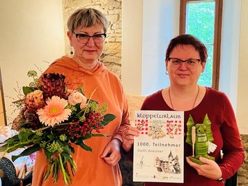 Steffi Greisner aus Dessau-Roßlau (r.) ist von Simone Georgi, der Leiterin der Volkskunstschule des Landkreises, überrascht worden. 