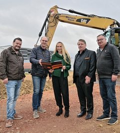 Beim Spatenstich für den dritten Bauabschnitt (v.li.) Jan Kammerl von der Wirtschaftsförderung Erzgebirge, Bürgermeister Wolfgang Triebert, Jeannette Scholz, Geschäftsführer Jörg Scholz und Uwe Weißbach von Gerlach Bau. 