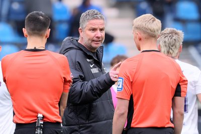 Sportgeschäftsführer Michael Tarnat (Mi.) beschwert sich beim Linienrichter (r.), der Schiedsrichter Timon Schultz (l.) das Signal gegeben hatte, der Ball sei hinter der Linie gewesen.