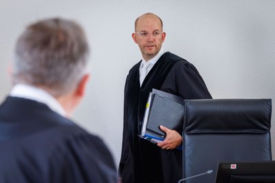 Der Vorsitzende der Schwurgerichtskammer ist Richter Holger Schütt.