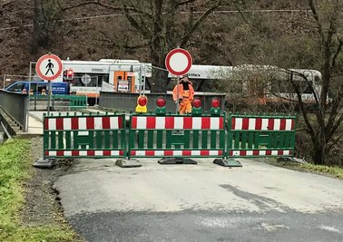 Akute Einsturzgefahr? Die Elsterbrücke in Barthmühle ist offenbar so marode, dass sie nicht mehr genutzt werden darf. Nächste Woche Mittwoch wird entschieden, wie es hier weitergeht.