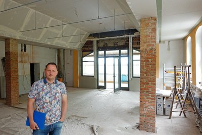 Michael Melzer, der städtische Sachgebietsleiter Hochbau, im Saal des Berggasthauses. Bis Ende Juli soll hier alles fertig sein.