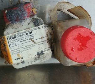 An diesem Behälter mit Kaliumnitrat (links) sind Spuren einer chemischen Reaktion gut zu erkennen.