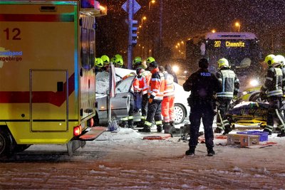 Auf der B 174, Zschopauer Straße, ist am Freitagabend ein BMW mit einem Ampelmast kollidiert. Drei Personen wurden leicht verletzt.