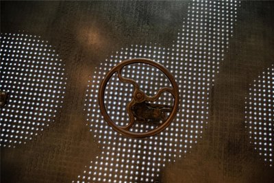 Beonders gut kommt auch der LED-beleuchtete Fußboden in der „Fabrik der Fäden“ bei den Besuchern an. Im Bild zu sehen ist außerdem ein interaktives Nähmaschinenrad.