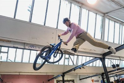Profi-Sportler Tim Knopf (22) begeisterte mit seinen Tricks auf dem Mountainbike die Besucher in der Skatehalle "Druckbude". 