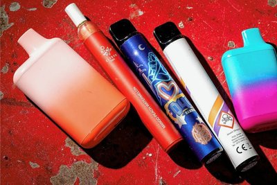 Vapes sehen harmloser aus, als sie sind. Kein Ekelbild auf der Verpackung, wie sie für normale Zigaretten vorgeschrieben sind, schreckt vor ihrem Genuss ab.