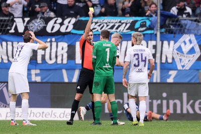 Aufregung bei Pascal Fallmann (l.), Martin Männel und Marvin Stefaniak (r.).