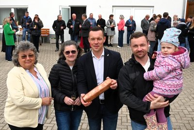 Einweihung der neuen Verwaltung von Z&L am Freitag in Stein: Christine Zwinscher (l.), Heidrun Ludwig sowie Frank Zwinscher und Sascha Zwinscher, hier mit Tochter Emmi.