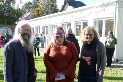 Wolkensteins Bürgermeister Wolfram Liebing, Schulleiterin Elisabeth Glöckner (Mitte) und die pädagogische Leiterin Katrin Müller bei der feierlichen Eröffnung der Abenteuer-Schule Erzgebirge 2023 - der bisher einzigen Oberschule plus in Südwestsachsen.