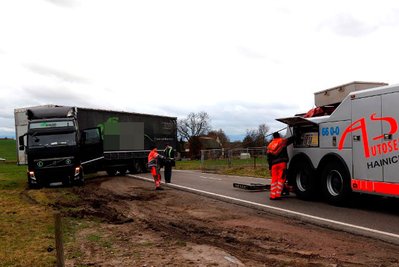 Ein Bergeunternehmen zog den festgefahrenen Lkw aus dem Feld.