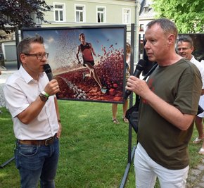 Zur Premiere der Perspektiva Oederan kam auch Fotograf Uli Staiger (rechts) in die Stadt, hier im Eröffnungsgespräch mit Moderator Gerd Edler. Staiger gehört zu den Workshop-Referenten. 