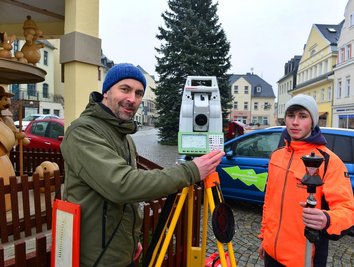 Alexander Neumeister (l.) und Azubi Julian Oertel waren am Donnerstag als Weihnachtsbaumvermesser in Mittelsachsen unterwegs, hier mit ihrer Technik in Hainichen auf dem Marktplatz. 