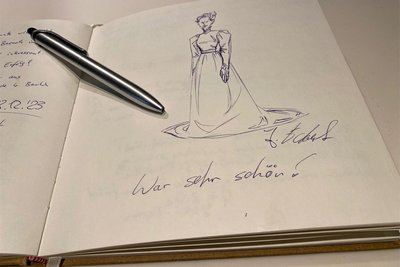 Thematische Einträge gibt es einige im Gästebuch, das an der Kasse ausliegt.
