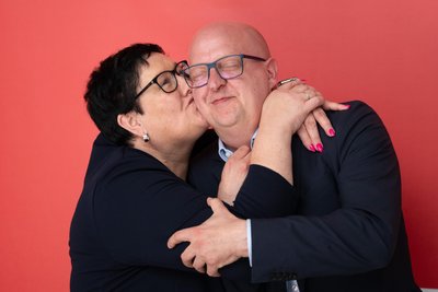 SPD-Chef Henning Homann, hier geherzt von seiner Co-Chefin Kathrin Michel.