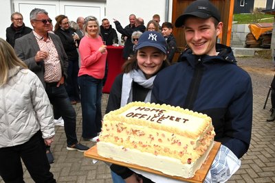 Mitarbeiter Jonas Wagner bringt die Torte, die seine Partnerin Theresa Wachler, eine angehende Konditorin, gefertigt hat.