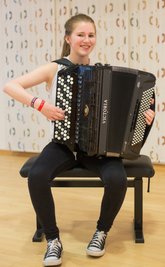  Die 15-jährige Laetitia Pittschaft aus Augustusburg gehört zu den großen Akkordeon-Talenten der Region. Beim Regionalwettbewerb "Jugend musiziert" erreichte sie mit sagenhaften 24 Punkten einem ersten Preis - und eine Weiterleitung zum Landeswettbewerb. 