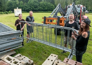 Am Mittwoch begannen Vereinsmitglieder, zu denen Anna Egert, Martin Kraus, Sebastian Zander und Anne Kraus (v. l.) gehören, mit dem Aufbau auf dem Festivalgelände. 