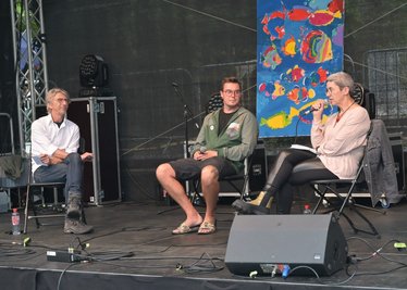 Bei einer Podiumsgesprächsrunde im Rahmen des Festivals "Begehungen" in Thalheim (v.li.) Festivalsprecher Lars Neuenfeld, Benjamin Knoblauch, GARLIX-ART und Sylvia Schlicke, Quartiersmanagerin in Thalheim
