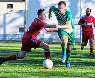 Die Grün-Weißen waren nicht zu stoppen: Hier zieht der zweifache Torschütze Willi Wahsner am Rochlitzer Felix Weißhuhn (l.) vorbei.