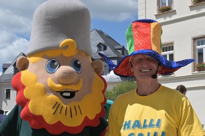 Halli-Galli-Organisator Udo Parthum mit dem Silberstromer der Stadtwerke Schneeberg.