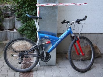 Dieses blaue Fahrzeug ließen die Täter zurück.