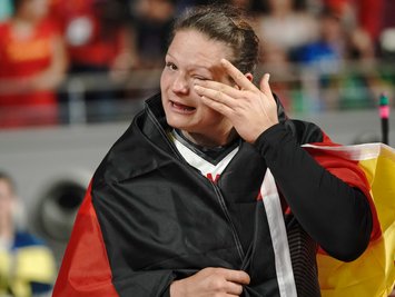 Christina Schwanitz aus Deutschland jubelt über Bronze im Finale und wischt sich eine Träne aus dem Auge.