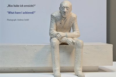 Das Model der Skulptur von Bildhauerin Julia Kausch zeigt Justin Sonder auf einer Bank sitzend. Lebensgroß soll die Skulptur auf dem Brühl aufgestellt werden.