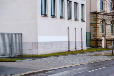 Die Schrift wurde bereits mit weißer Farbe übermalt.
