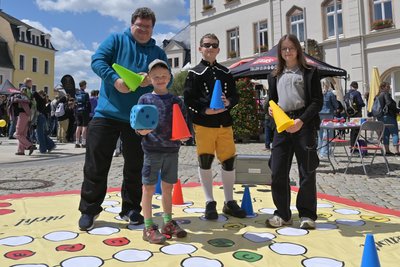 Thomas Kempe vom Sächsischen Institut für Spiel mit Finn Vieweg, Mats Ofenstein und Lea Vieweg.
