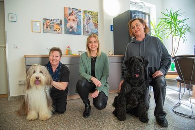 Klinikleiterin Madeleine Wächter (Mitte) mit zwei Patientinnen und ihren Hunden.