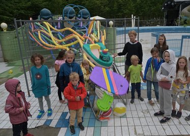 Im Rahmen des Festival "Begehungen" in Thalheim hat es am Samstag durch das Kulturhaus Arthur in Chemnitz eine Führung für Kinder gegeben - geleitet hat diese der zwölfjährige Simon Martin aus Chemnitz (hinten li.)