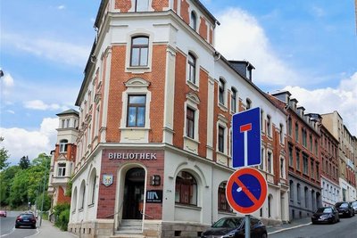 Das Gebäude an der Ecke Schlossstraße/Hohe Straße, in dem mehr als ein halbes Jahrhundert die Stadtbibliothek untergebracht ist. Nun erfolgt der Auszug.