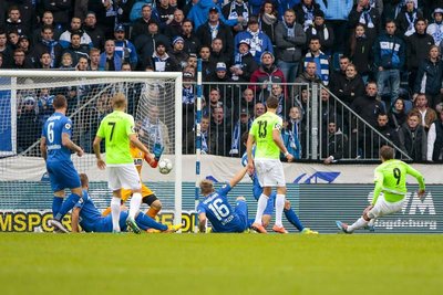 CFC-Torschütze Anton Fink schießt das Tor zum 1:0 gegen Madgeburg.