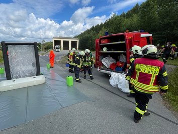 Großeinsatz am Freitag auf dem Wertstoffhof des Zweckverbands Abfallwirtschaft Südwestsachsen auf der früheren Deponie "Himmlisch Heer" in Annaberg-Buchholz. Hinten sind die Spezialkräfte mit dem Entladen des Lasters beschäftigt, vorn ist die Dekontaminationsstelle errichtet worden. 