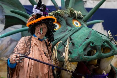Als Hexe nimmt es Gisela Richter auch mit jedem Drachen auf.