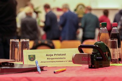 Eine Kettensäge? Dieses Imitat aus Plaste schenkte Gemeinderat Andreas Kroschk der neuen Bürgermeisterin - in Anlehnung an den argentinischen Präsidenten Javier Milei.