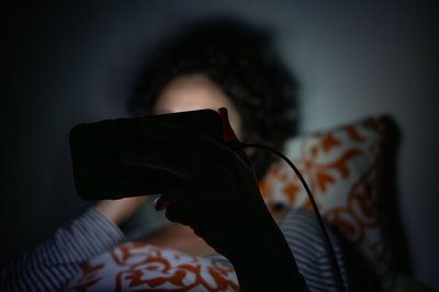 Kann das Einschlafen erschweren: übermäßige Smartphone-Nutzung im Bett.