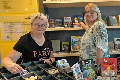 Claudia Götz (li.) und Anke Fugmann im Museumsshop. 