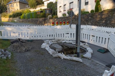 Die Waldschlößchenstraße in Buchholz ist in einem Areal gesperrt. Die Fahrbahn war eingesunken, wurde geöffnet.