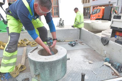 Am Freiberger Klatschweiberbrunnen führte Torsten Zwinzscher vom städtischen Tiefbauamt Arbeiten aus. Der Zu- und Ablauf des Brunnens wurde saniert, neue Wasserdüsen wurden eingebaut.